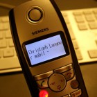 DECT-Telefon erkennt Anrufer anhand der Telefonnummer