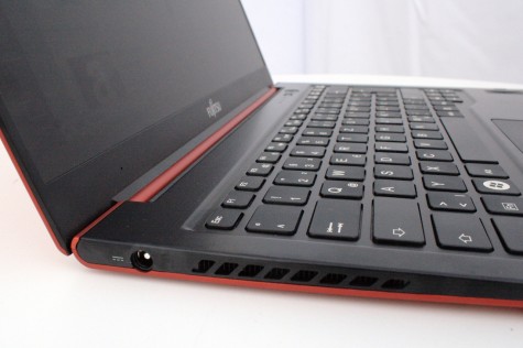 Klein und flach ist der das Lifebook-Ultrabook ja.