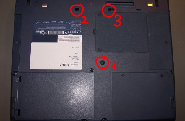 Die Unterseite des aufgeklappten Notebooks, drei Schrauben sind rot markiert und mit 1 bis 3 nummeriert.