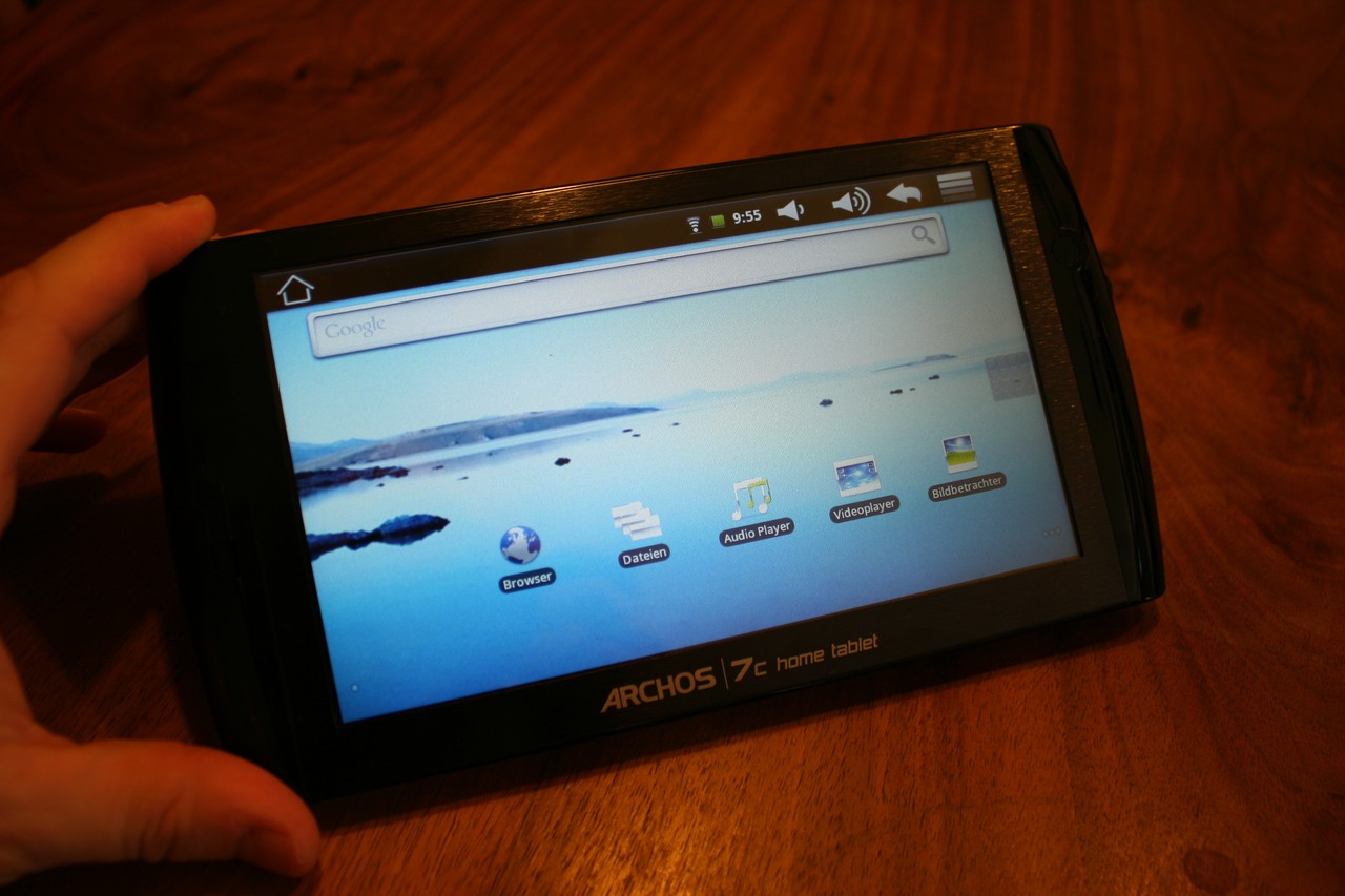 Ein Archos 7c Home Tablet in der Hand, auf dem Bildschirm der Android-Startbildschirm