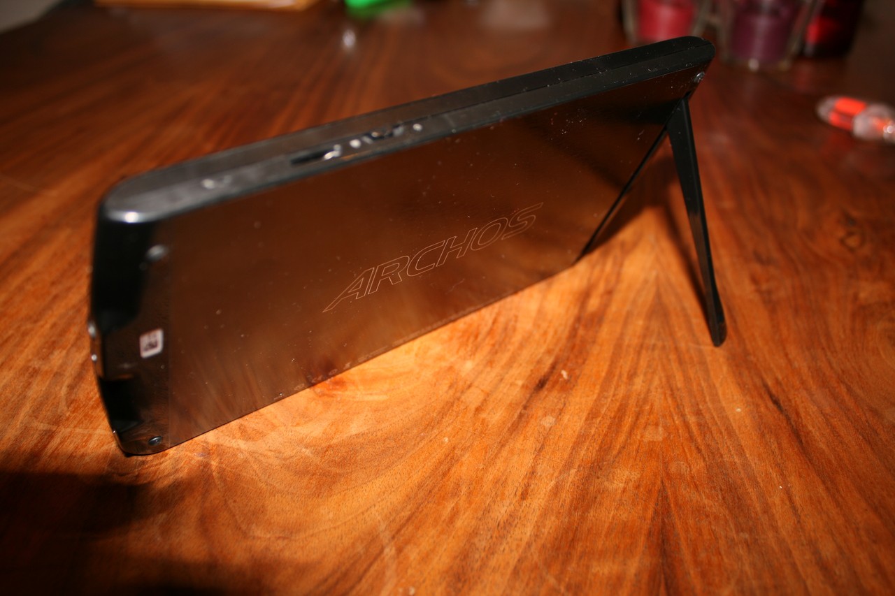 Das Tablet von hinten auf einem Holztisch, der ausgeklappte Standfuß hält es aufrecht