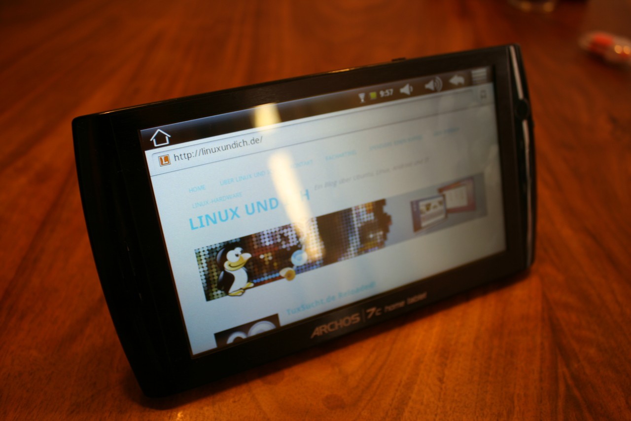 Das Tablet zeigt die Startseite von Linux und Ich im Browser