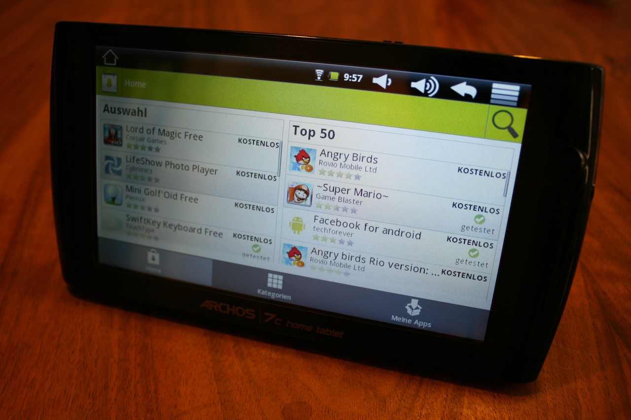Das Tablet zeigt den App-Store mit den Listen „Auswahl“ und „Top 50“