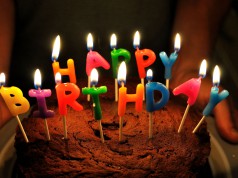 Geburtstagskuchen mit Kerzen