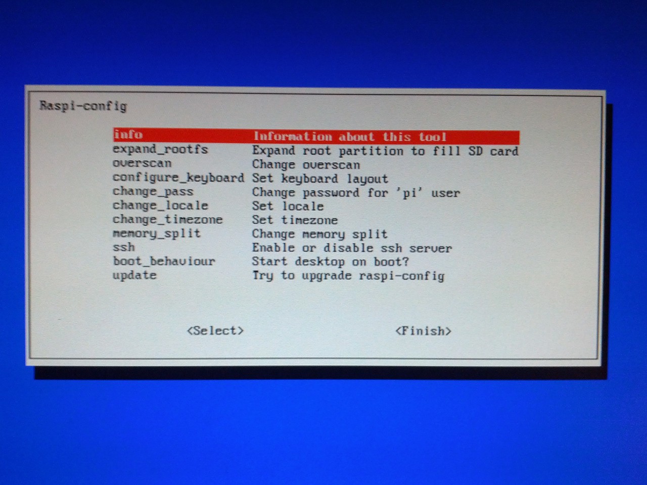 Das Konfigurationswerkzeug raspi-config auf dem Bildschirm mit Einträgen wie expand_rootfs, configure_keyboard und ssh