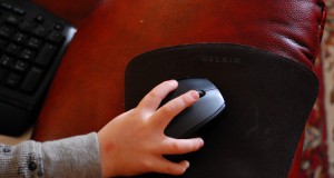 Kinderhand mit einer Computermaus