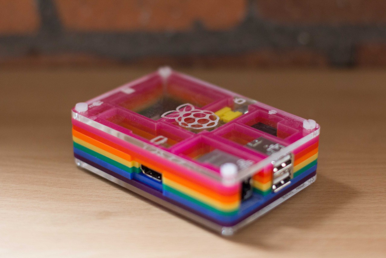 Das Pibow-Gehäuse für den Raspberry Pi aus bunt geschichteten Acrylglas-Platten