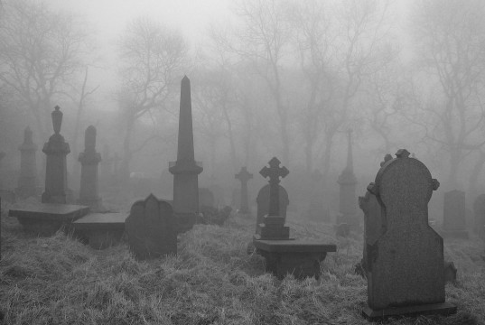 Gräber im Nebel