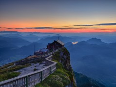 Hütte mit Aussicht in den Bergen