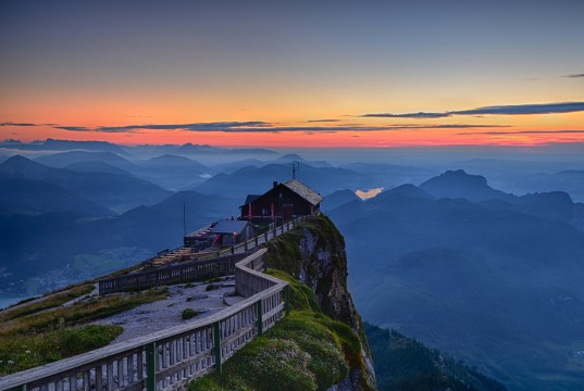 Hütte mit Aussicht in den Bergen