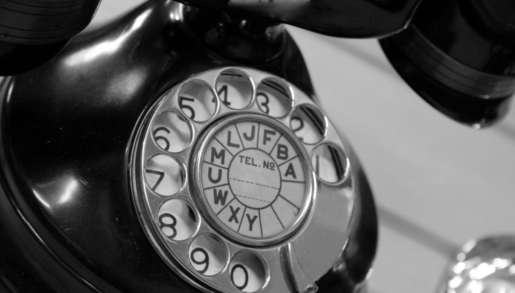 Altes Telefon mit Wählscheibe