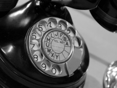 Altes Telefon mit Wählscheibe