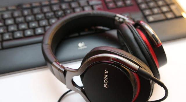 Sonys hochwertiger MDR-1R Kopfhörer am Android-Handy Sonys MDR-1R Kopfhörer