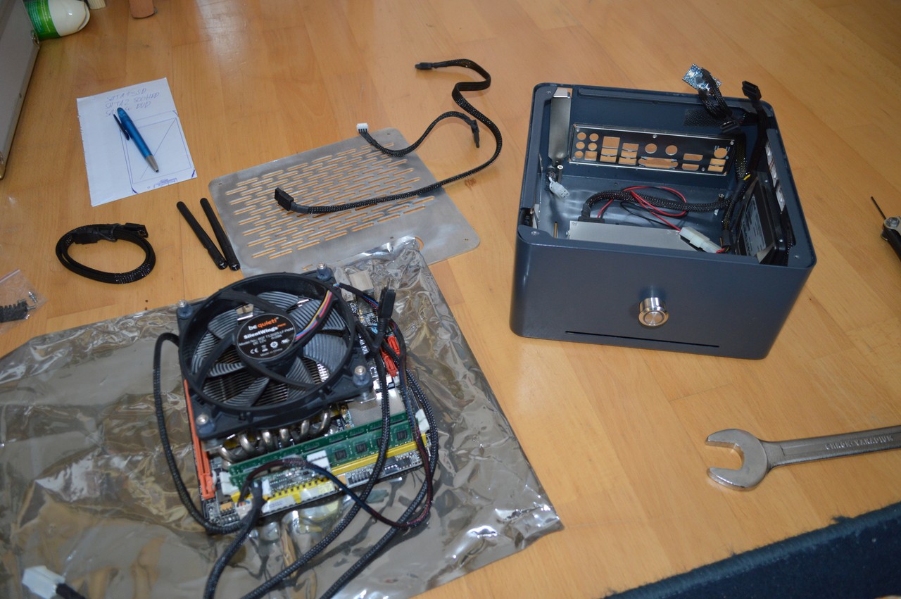 Das Mainboard ist draußen und man hat freien Zugang zu den Festplatten.