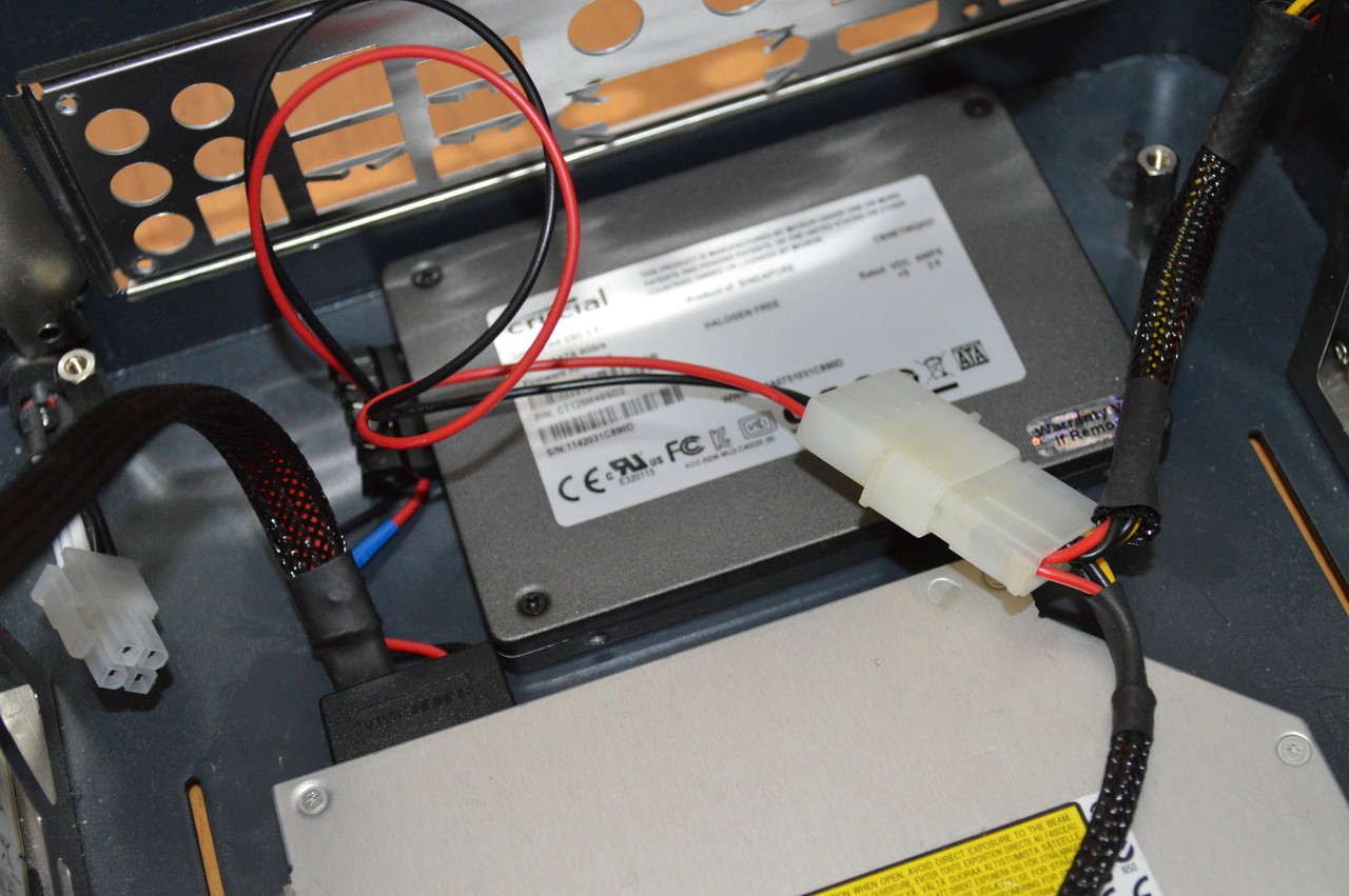 Die SSD an ihrem neuen Platz am Boden des Gehäuses.