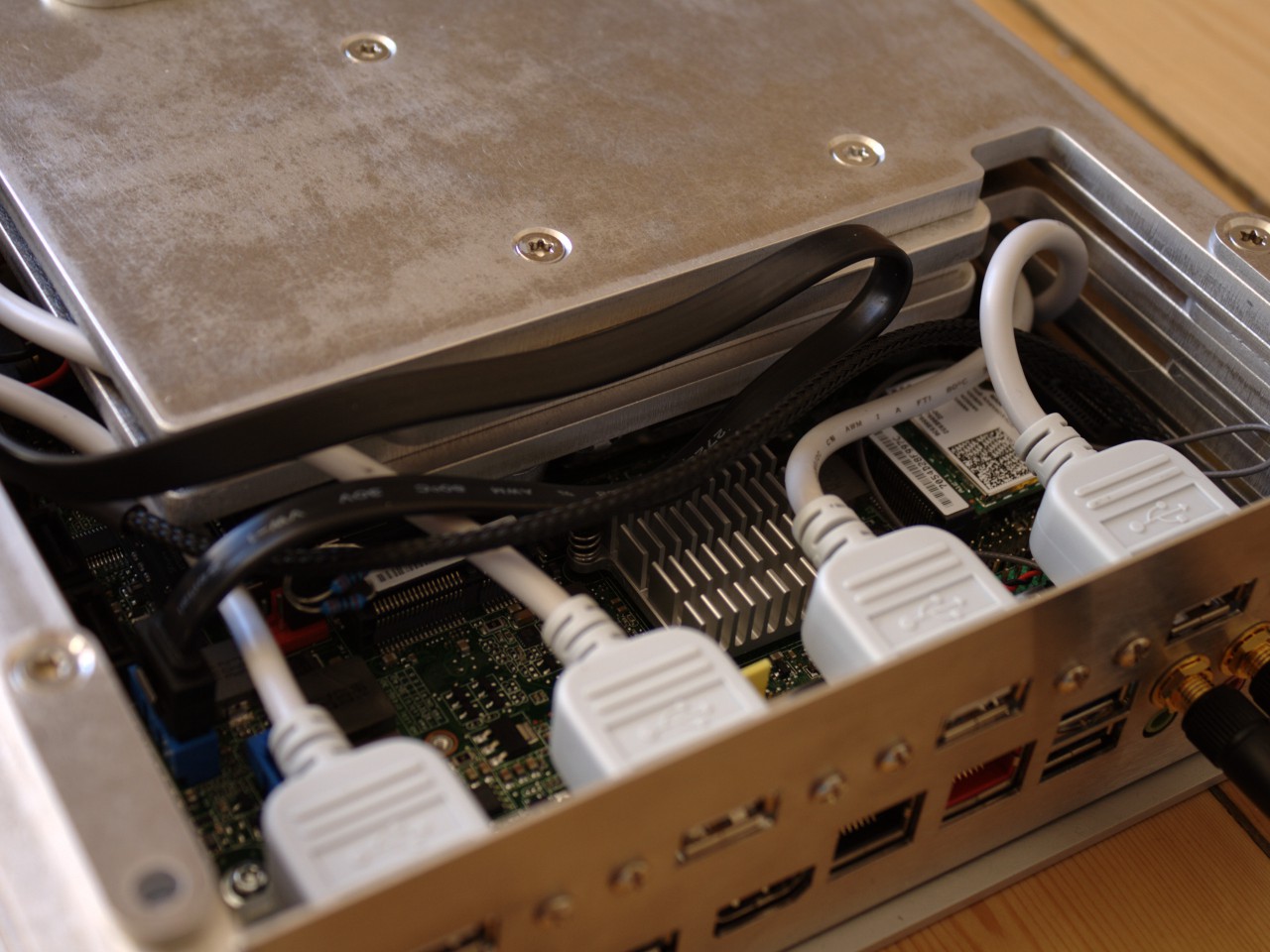 Die Heatpipe nimmt die Abwärme auf und leitet Sie über das Gehäuse nach außen.