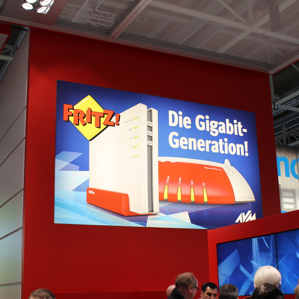AVM zeigt auf der CeBIT einen WLAN-Repeater mit DVB-C-Modul, das auch auf Linuxe streamt