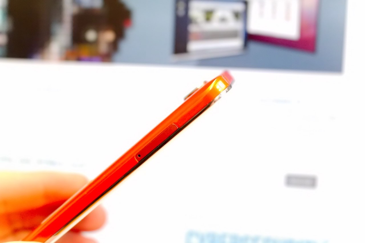 Das Alcatel Onetouch Fire E ist nur 103 g leicht und 8,2 mm dünn.