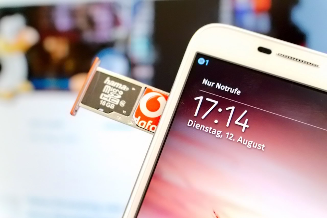 In der Schublade findet neben der Micro-SIM auch eine Speicherkarte Platz.
