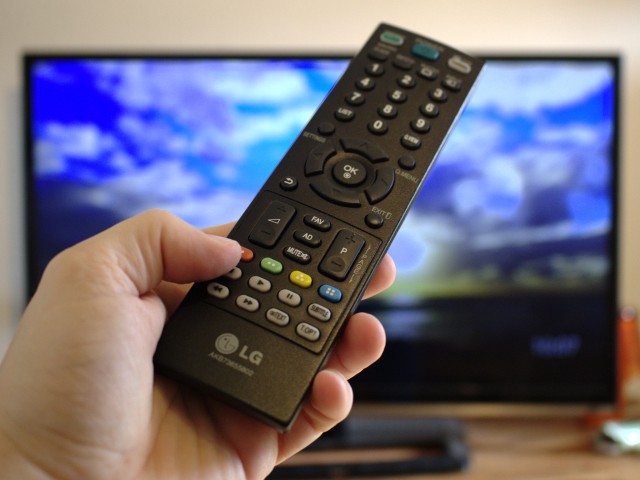 Der Chromecast lässt sich bisher nicht mittels HDMI-CEC über die TV-Fernbedienung steuern.