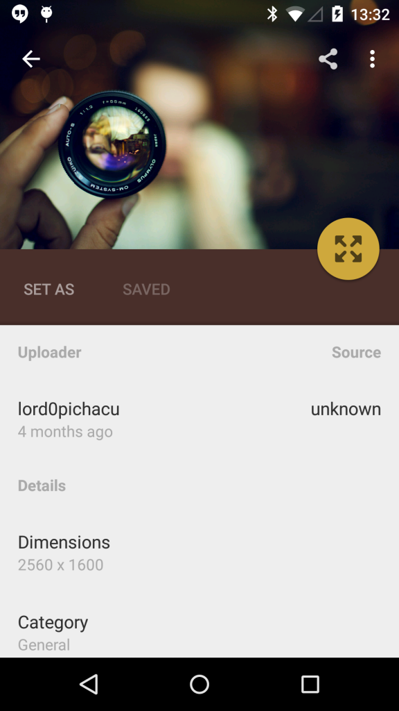 Die Detailansicht eines Wallpapers mit Uploader, Abmessungen und der Schaltfläche Set as