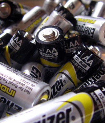 Raspberry Pi zeigt kleines buntes Quadrat rechts oben im Display? Batterien