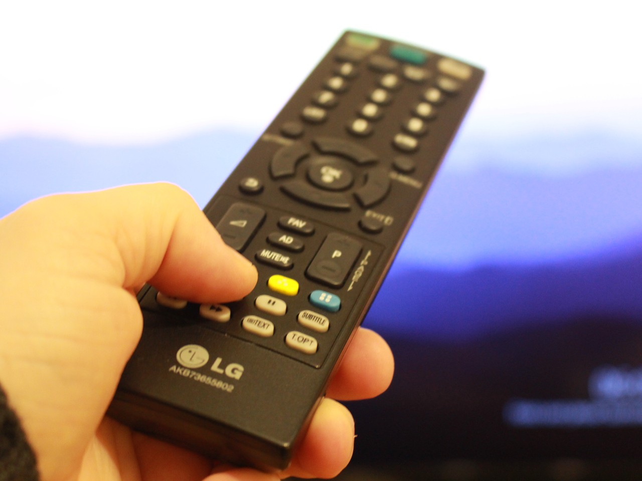 Der Chromecast lässt sich nun endlich mit der TV-Fernbedienung steuern.
