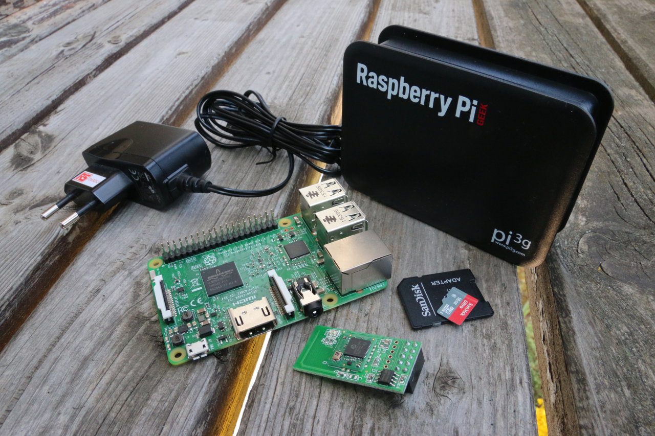 Das RPG Smart-Home-Kit bestehend aus RPi3, RaZberry-Modul und allem nötigen Zubehör.