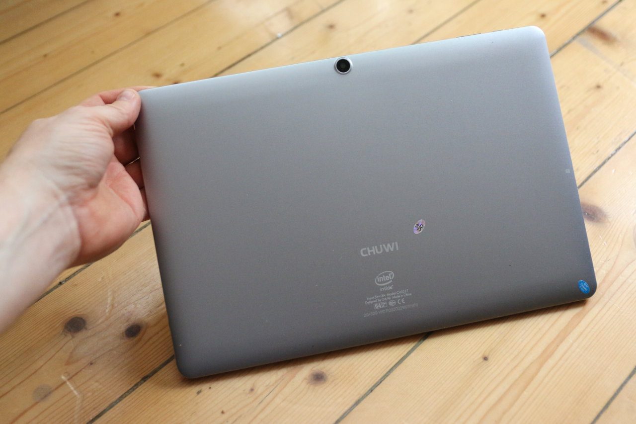 Die Rückseite des Tablets besteht aus einer schlichten Aluminium-Schale.