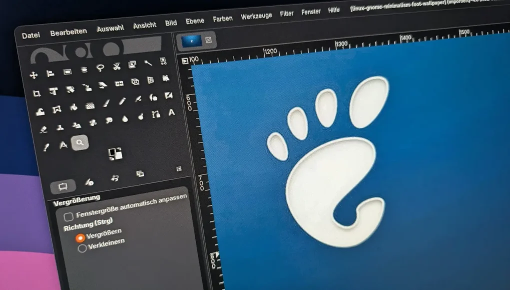 Screenshot der Softwareoberfläche von Gimp mit einem blauen Hintergrund und dem weißen Pfotenabdruck-Logo von Gimp. Links sind Werkzeuge und Menüs sichtbar.