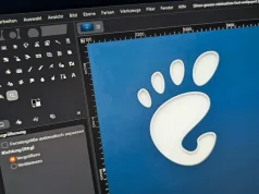 Screenshot der Softwareoberfläche von Gimp mit einem blauen Hintergrund und dem weißen Pfotenabdruck-Logo von Gimp. Links sind Werkzeuge und Menüs sichtbar.