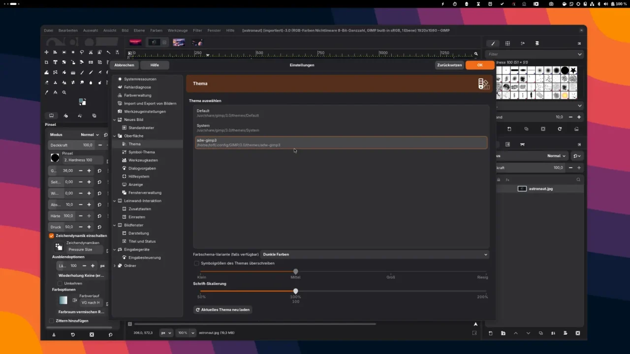 Screenshot der GIMP-Oberfläche mit dem Thema'Adwaita' ausgewählt. Einstellungen für das Thema sind sichtbar, darunter'Einstellungen' und ein Schieberegler für die Transparenz.