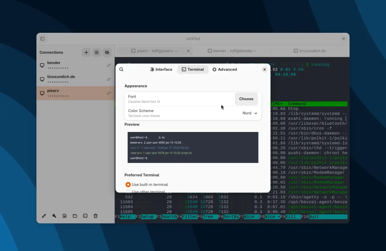 Screenshot der Benutzeroberfläche von SSHPilot, zeigt die Einstellungen für das Farbschema im Terminal. Links sind die Optionen'Interface','Terminal' und'Advanced' sichtbar. Rechts ist eine Vorschau des Farbschemas zu sehen.