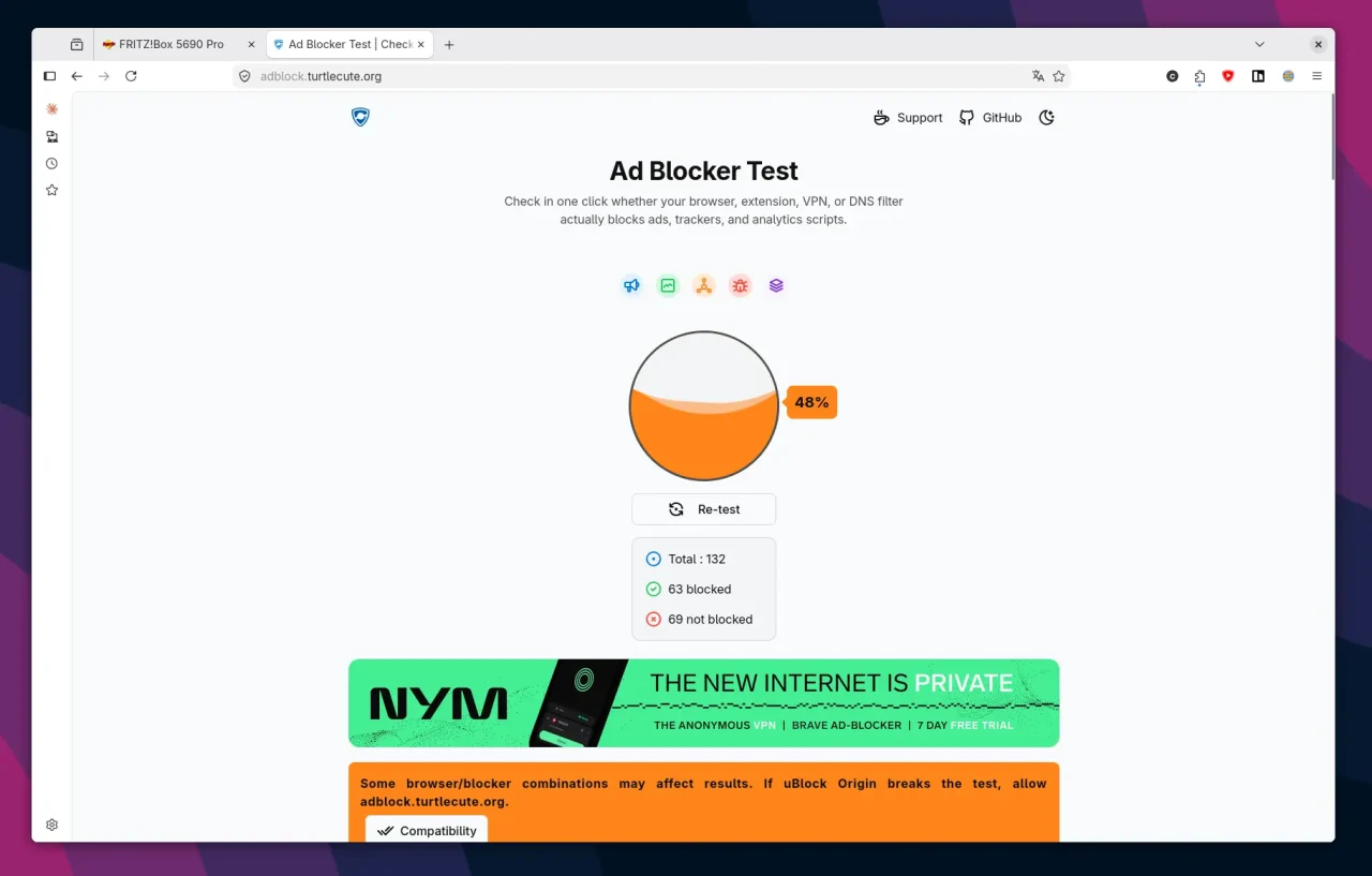 Screenshot einer Webseite mit einem Adblocker-Test, der einen halbkreisförmigen orangefarbenen Fortschrittsbalken mit 48 Prozent anzeigt, darunter eine Statistik mit Gesamtzahl, blockierten und nicht blockierten Elementen sowie farbigen Bannern und Warnhinweisen.