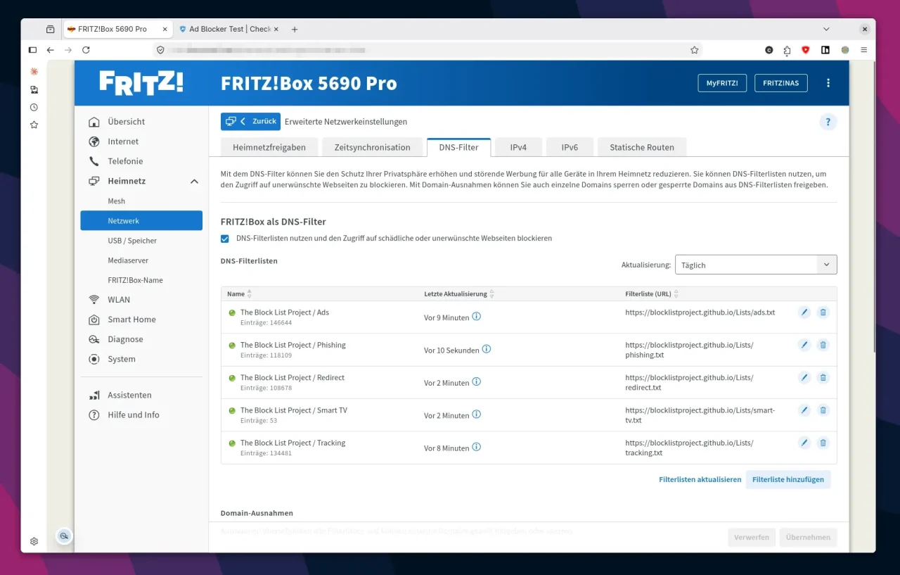 Benutzeroberfläche der FRITZ!Box 5690 Pro mit geöffnetem DNS-Filter-Tab und einer Liste von DNS-Filterlisten mit Namen, Aktualisierungszeitpunkten und URLs.