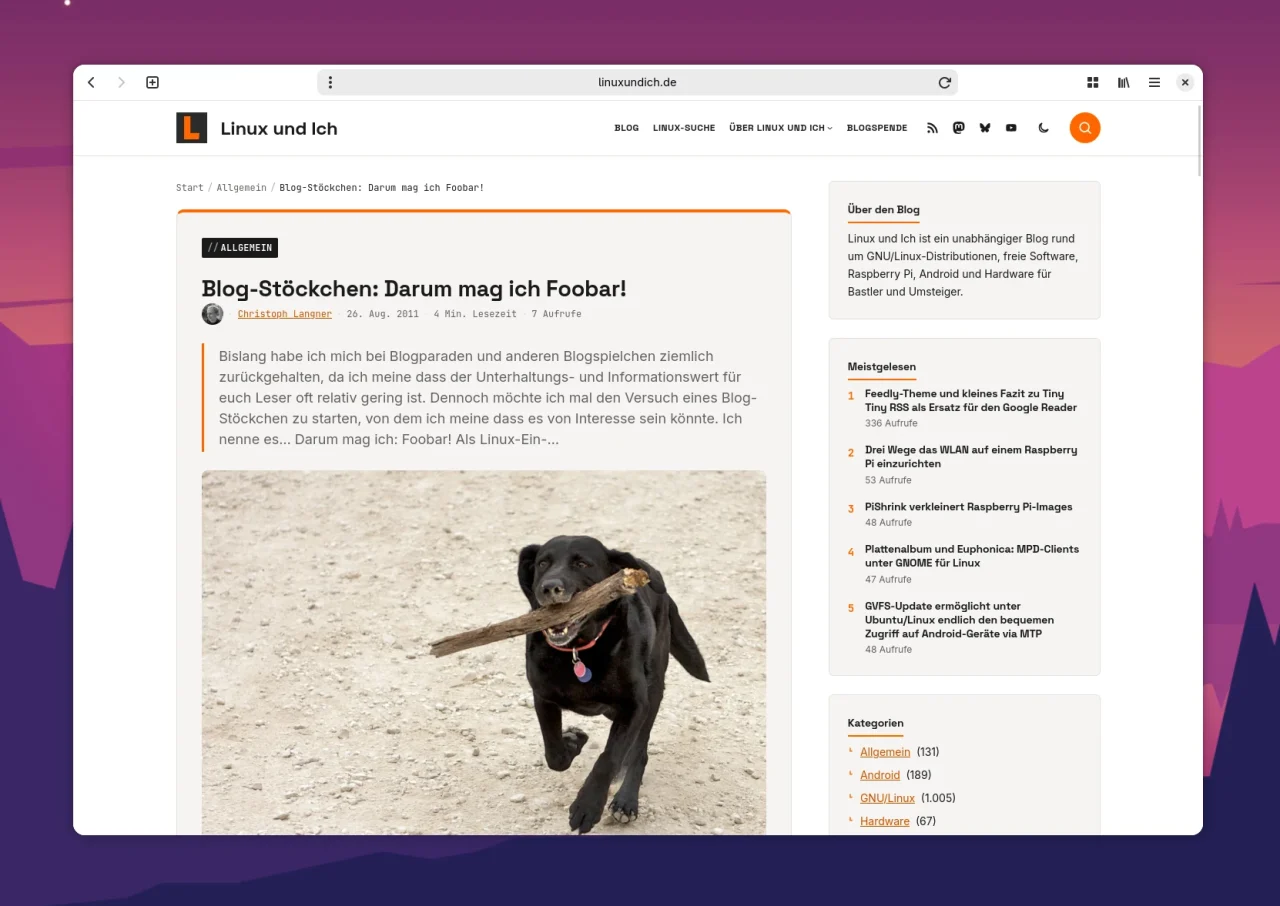 Die Webseite Linux und Ich zeigt den Blogartikel Blog-Stöckchen: Darum mag ich Foobar! mit einem Textabschnitt und einem zentralen Beitragsbild. Darauf läuft ein schwarzer Hund auf beige-grauem Sandboden direkt nach vorne und hält einen dicken Holzstock quer im Maul. Auf der rechten Seite der helfenden Benutzeroberfläche ergänzt eine Seitenleiste den Beitrag um Informationen zum Blog, meistgelesene Artikel und Kategorien.