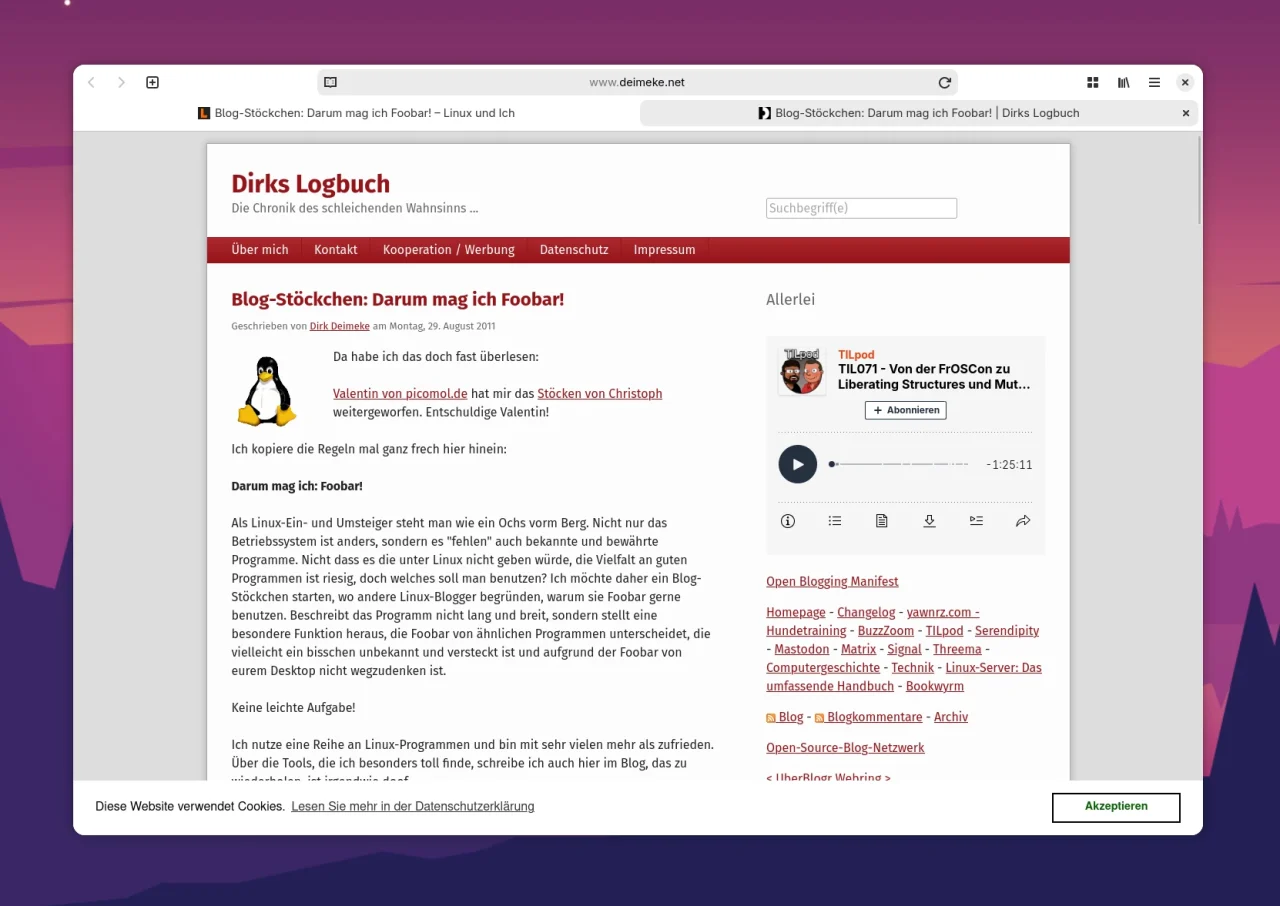 Ein Screenshot eines Webbrowsers zeigt den Blog Dirks Logbuch mit dem geöffneten Artikel Blog-Stöckchen: Darum mag ich Foobar!. Der Haupttext wird von einem kleinen Linux-Pinguin-Logo begleitet und befindet sich unter einer roten Navigationsleiste. In der rechten Seitenleiste ist ein Podcast-Player eingebunden, während am unteren Bildschirmrand ein Hinweis zur Cookie-Nutzung eingeblendet wird.