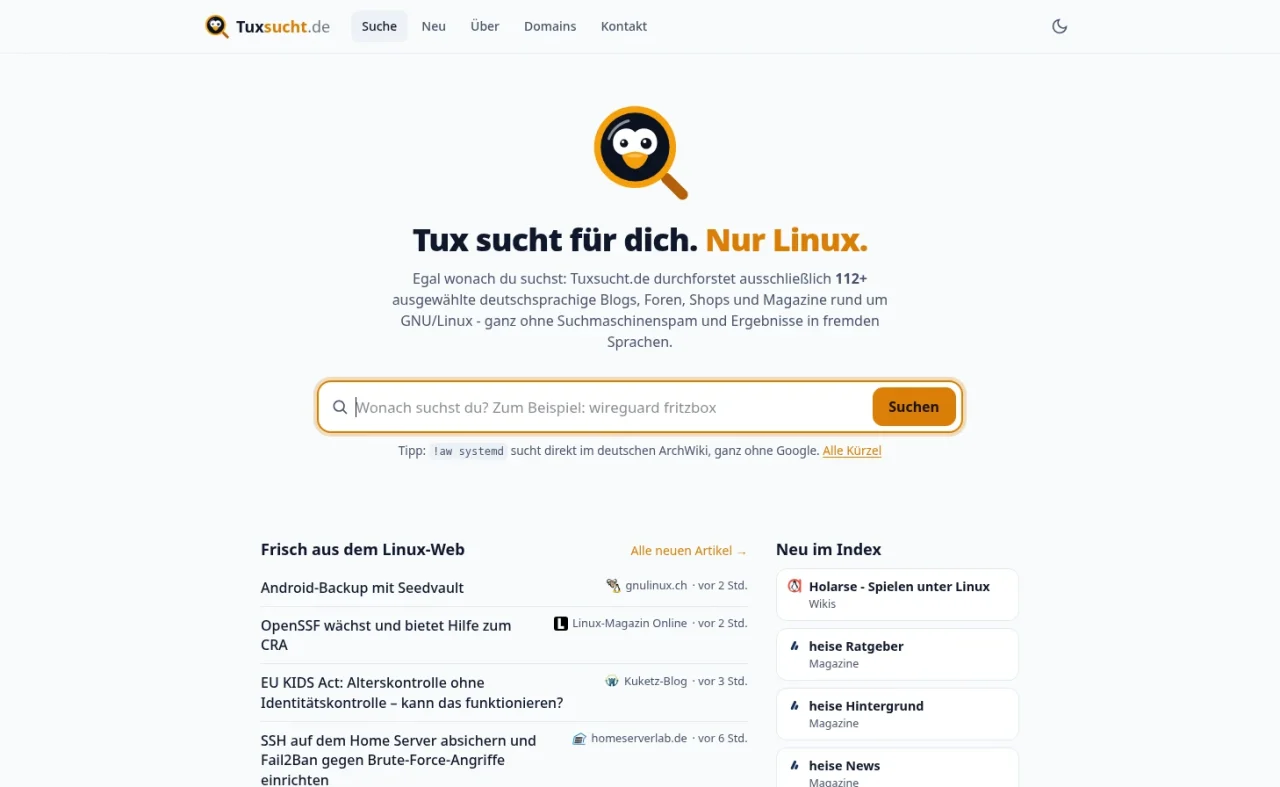 Die Startseite von Tuxsucht.de im hellen Modus. Über der Überschrift „Tux sucht für dich. Nur Linux.“ steht das neue Logo: Tux mit weißer Gesichtsmaske im orangefarbenen Lupenring. Darunter folgen ein kurzer Erklärtext, ein Suchfeld mit der Schaltfläche „Suchen“ und der Bereich „Frisch aus dem Linux-Web“ mit aktuellen Artikeln neben der Liste „Neu im Index“.