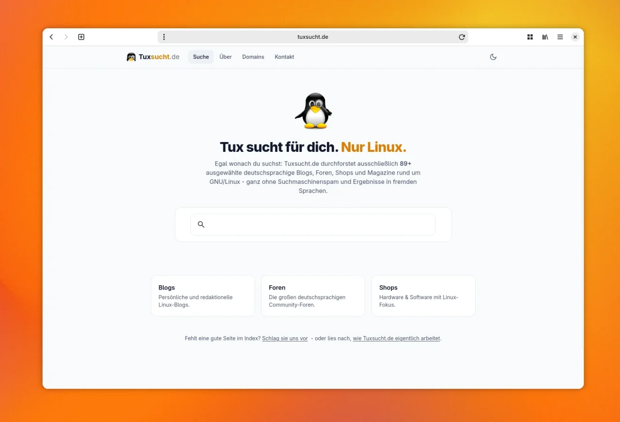 Das geöffnete Browserfenster der Website Tuxsucht.de liegt vor einem orange-gelben Farbverlauf. Auf der hellen Startseite befindet sich das Linux-Maskottchen Tux mit einer Lupe über der Überschrift Tux sucht für dich. Nur Linux. und einem zentralen, leeren Suchfeld. Darunter sind drei weiße Kacheln für die Kategoriesuchen Blogs, Foren und Shops angeordnet.