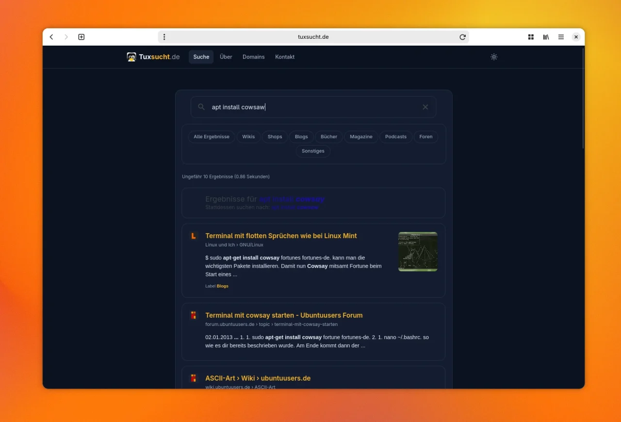 Ein geöffnetes Browserfenster im Dunkelmodus zeigt die Suchmaschine Tuxsucht.de vor einem orange-gelben Hintergrund. In der zentralen Suchleiste ist die Eingabe apt install cowsaw eingetippt. Darunter werden verschiedene Suchergebnisse zu Linux-Terminal-Befehlen sowie Beiträgen über das Programm Cowsay aus Blogs und Foren aufgelistet.