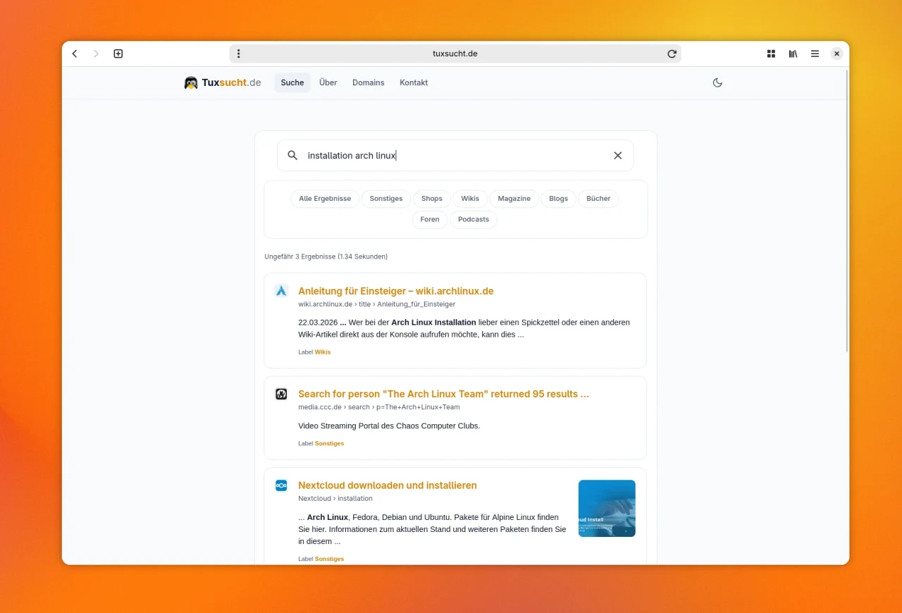 In einem hellen Browserfenster vor einem orange-gelben Hintergrund ist die Website der Suchmaschine tuxsucht.de geöffnet. Im zentralen Suchfeld steht der Begriff installation arch linux, gefolgt von verschiedenen Filterkategorien wie Wikis, Blogs und Foren. Darunter werden drei Suchergebnisse aufgelistet, von denen der oberste Treffer zu einer Einsteigeranleitung im Wiki von archlinux.de führt.