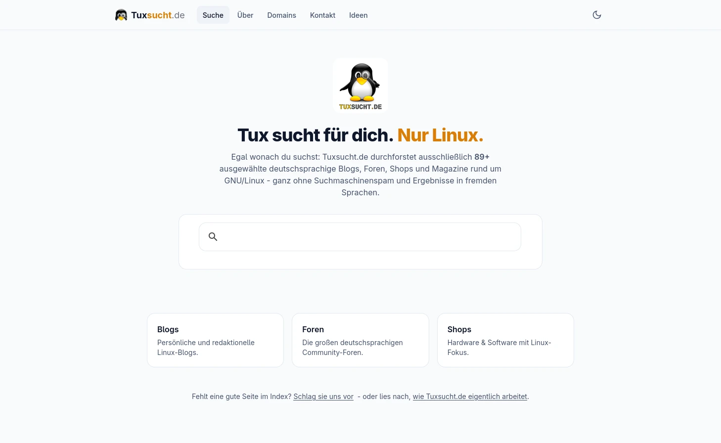 Im oberen Bereich steht ein Pinguin mit gelbem Schnabel und gelben Füßen, der als Maskottchen für Linux bekannt ist. Darunter befindet sich ein großer, fett gedruckter Text: 'Tux sucht für dich. Nur Linux.' Es folgt ein erklärender Absatz in kleinerer Schrift. Zentral ist ein weißes Suchfeld mit einem Lupensymbol. Darunter sind drei Bereiche mit den Titeln 'Blogs', 'Foren' und 'Shops' angeordnet, jeweils mit kurzen Beschreibungen. Die Seite ist schlicht gestaltet, mit viel Weißraum und klaren, schwarzen Schriftarten.