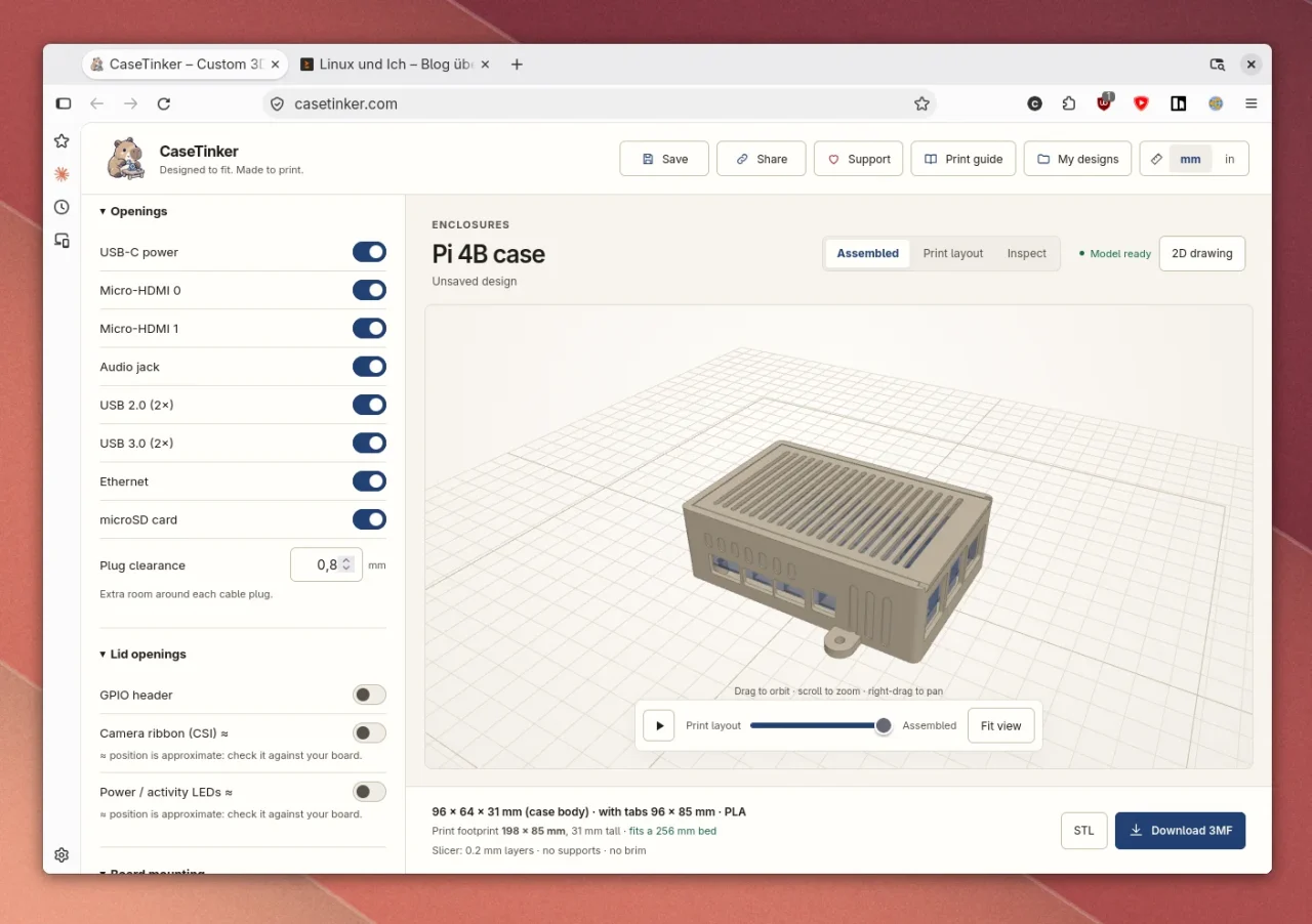 Die Weboberfläche von CaseTinker mit den Schaltern für die Öffnungen links und dem Gehäuse für den Raspberry Pi 4B in der 3D-Vorschau rechts