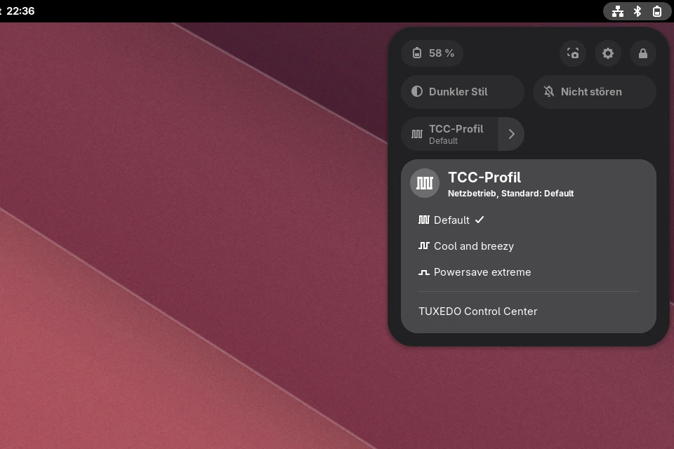Die GNOME-Schnelleinstellungen mit geöffnetem Menü „TCC-Profil“: die Profile Default, Cool and breezy und Powersave extreme sowie der Eintrag TUXEDO Control Center