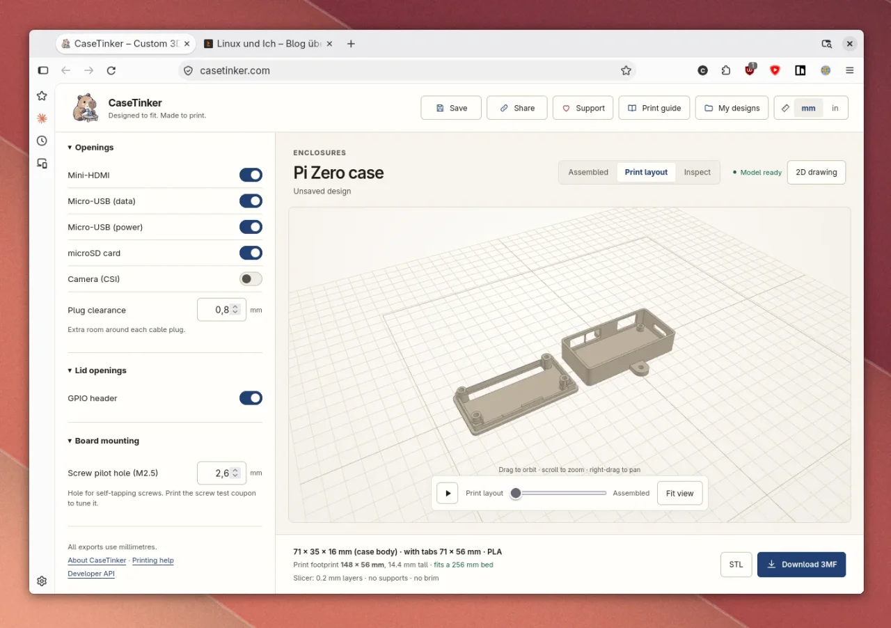 Die Weboberfläche von CaseTinker mit dem Gehäuse für den Raspberry Pi Zero, Unterteil und Deckel nebeneinander auf dem Druckbett