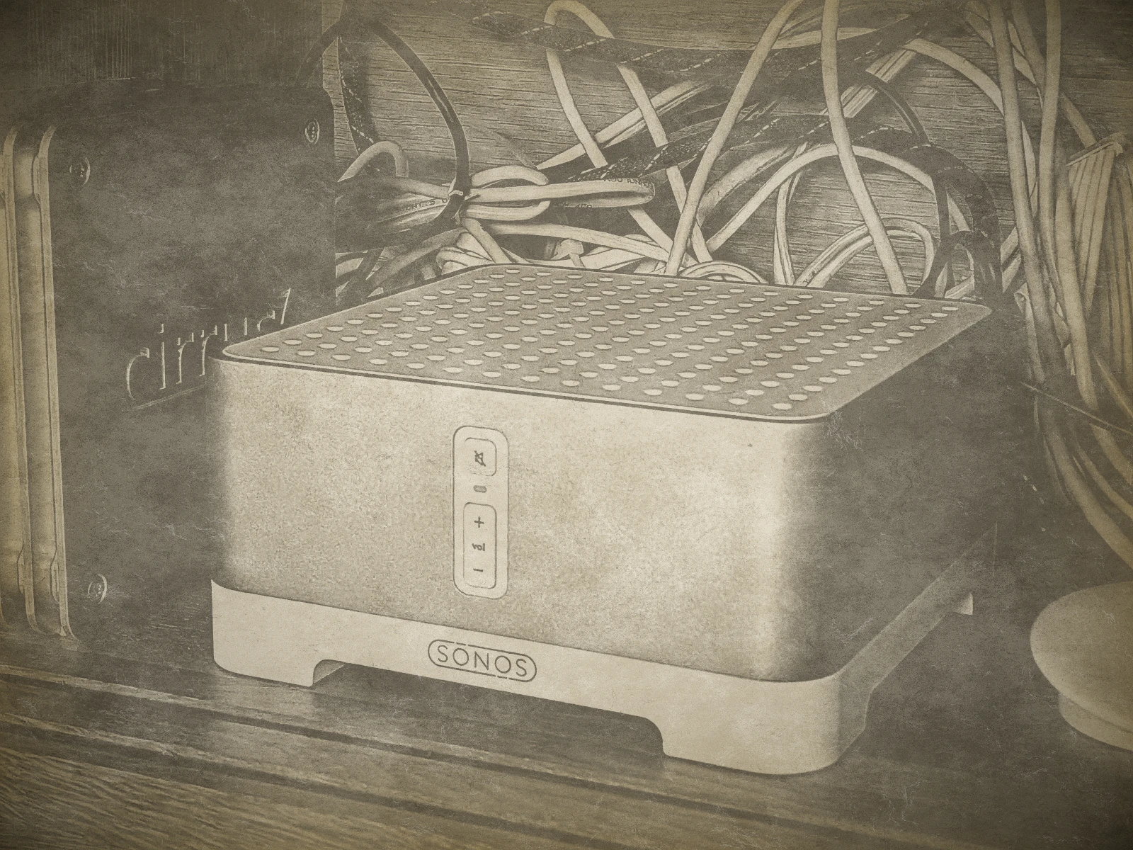 Sonos-Verstärker auf einem Holzregal vor einem Gewirr aus Kabeln, im Vintage-Look