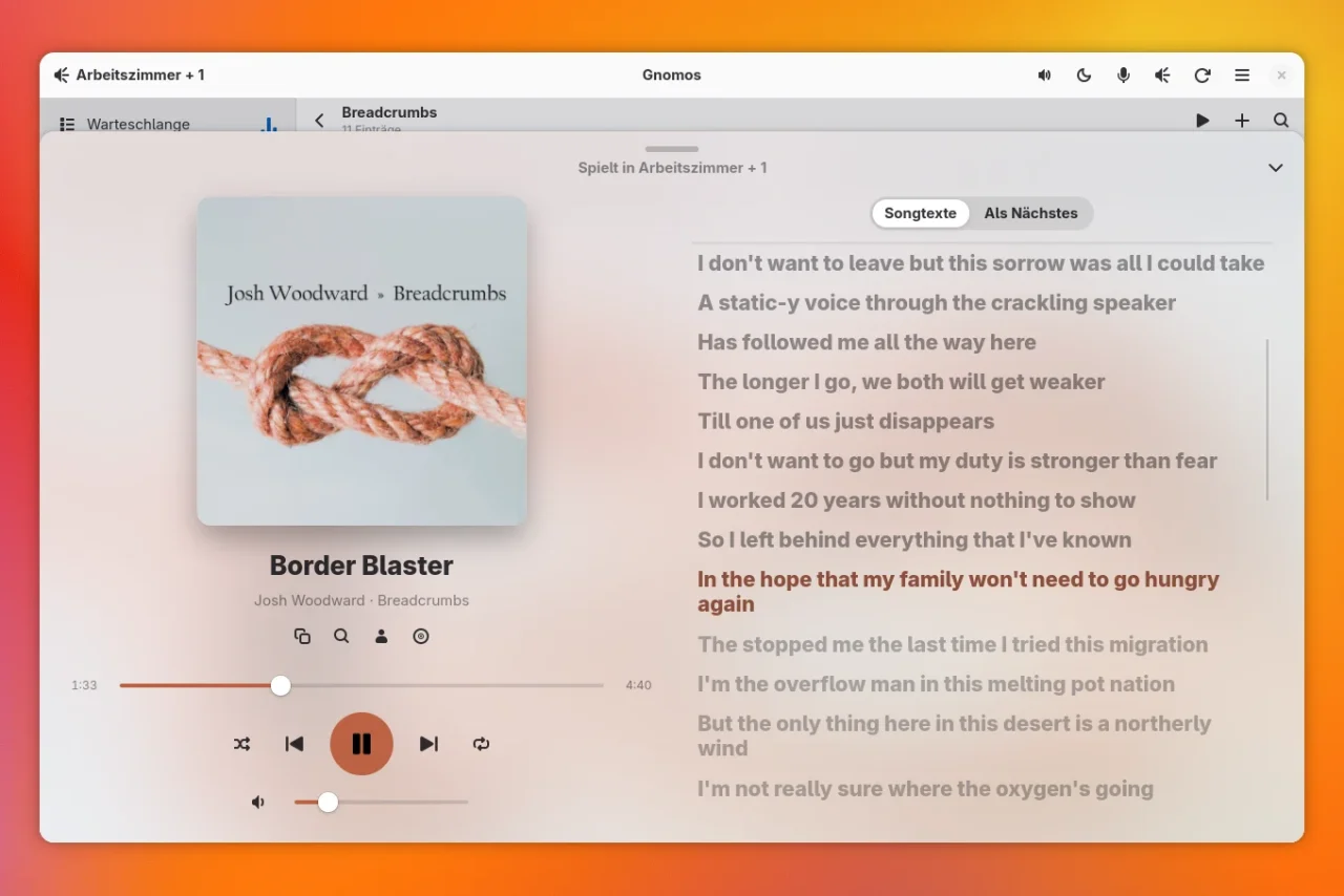 Das Gnomos-Fenster auf orangem Hintergrund zeigt das Album Breadcrumbs von Josh Woodward mit einem Seil-Knoten als Cover, darunter Titel, Fortschrittsbalken und Steuerung. Rechts stehen die Songtexte, die aktuelle Zeile ist rot hervorgehoben.