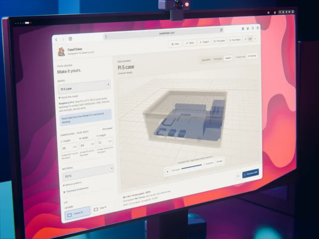 Monitor zeigt CaseTinker-Website mit transparenter 3D-Vorschau eines Raspberry-Pi-5-Gehäuses und Maßeinstellungen.