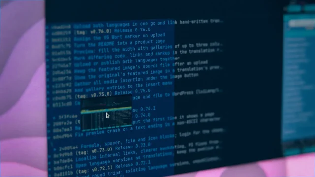 Nahaufnahme eines Monitors mit Ghostty: Ein gezogener htop-Split schwebt über einem Git-Log, eine blaue Fläche zeigt das Ablageziel.